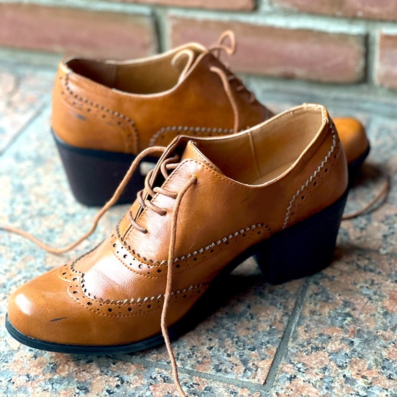 Jolimall Shoes - Vintage Inspired Leather Lace-Up Oxford Wingtip Platform Pumps With Rubber Sole